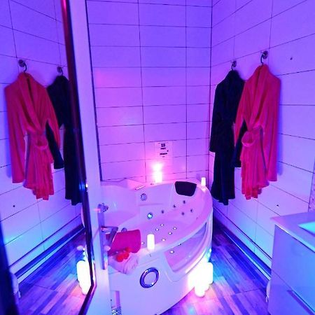 Luxe Sauna Privatif Et Grand Bain Jacuzzi A Deux A Biscarosse Plage Pour Nuit Romantique Avec Decoration Led Et Bougies بيسكاروس المظهر الخارجي الصورة