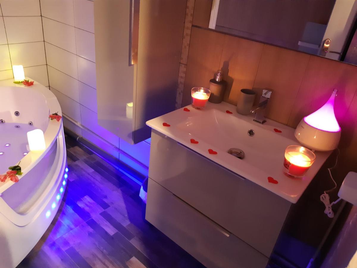 Luxe Sauna Privatif Et Grand Bain Jacuzzi A Deux A Biscarosse Plage Pour Nuit Romantique Avec Decoration Led Et Bougies بيسكاروس المظهر الخارجي الصورة