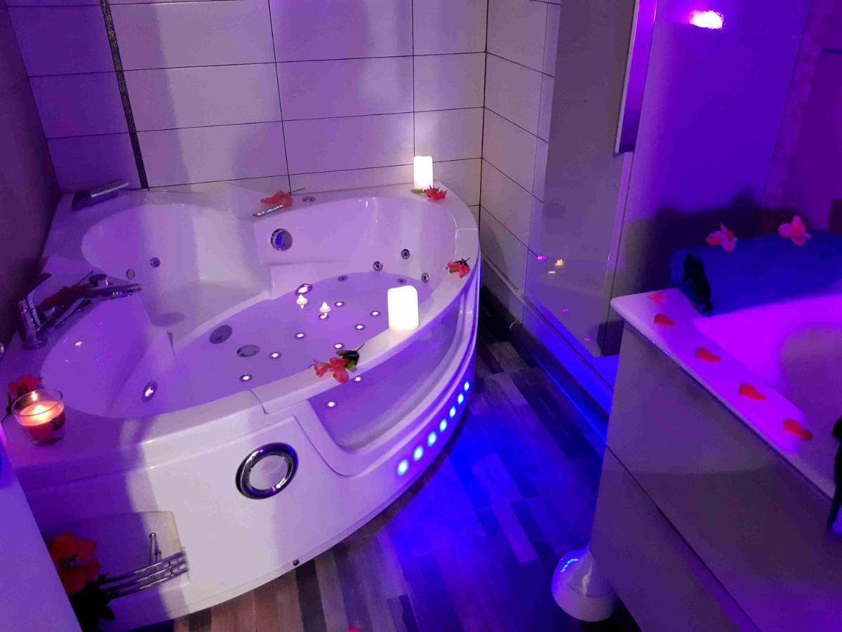 Luxe Sauna Privatif Et Grand Bain Jacuzzi A Deux A Biscarosse Plage Pour Nuit Romantique Avec Decoration Led Et Bougies بيسكاروس المظهر الخارجي الصورة