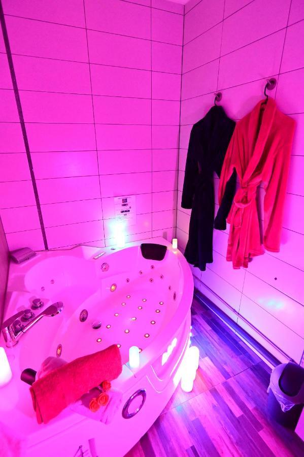 Luxe Sauna Privatif Et Grand Bain Jacuzzi A Deux A Biscarosse Plage Pour Nuit Romantique Avec Decoration Led Et Bougies بيسكاروس المظهر الخارجي الصورة