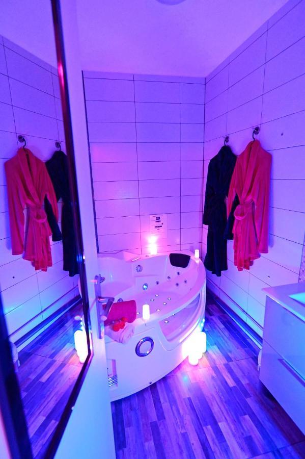 Luxe Sauna Privatif Et Grand Bain Jacuzzi A Deux A Biscarosse Plage Pour Nuit Romantique Avec Decoration Led Et Bougies بيسكاروس المظهر الخارجي الصورة